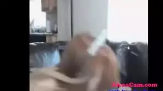  مراهقة صغيرة تحصل على قذف ساخن على وجهها في منزلها