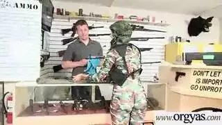 قضيب دهني يفلح المؤخرة العريضة لجوجو بعد تقبيل حار