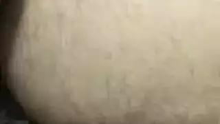 المحترفة الشقية في الجوارب تُضاجع بعنف على الأريكة الحمراء