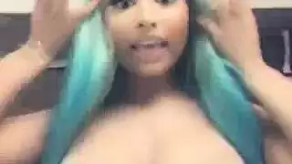 مراهقة ساذجة تعرض فرجها الحليق على سرير من الأزهار
