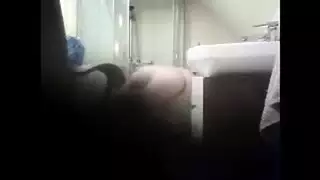 اخ يتسلل على اختو وينيكهاا من غير متحمس في المطبخ