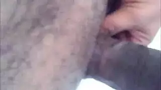 رجل يلعب مع زوجته