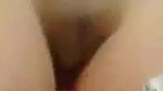 السكرتيرة الفاتنة تلعق مؤخرته ثم تمص قضيبه في العمل