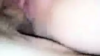 صديقة تقدم مصًا متحمسًا وتتلقى قذفًا على الوجه بعد قبلة فوضوية