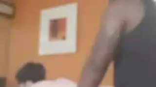 عشاق صغار مشاغبون يمارسون الجنس مثل نجوم الأفلام الإباحية، وحدهم في المنزل