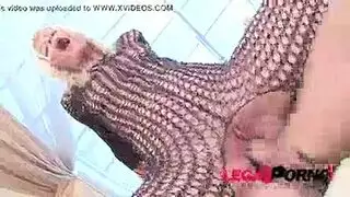 عاهرة الإسطبل: أميرة سمينة وجماع جماعي مع حصان