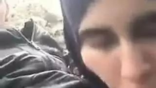 حرث فمها: فتاة ريفية تأخذ قذفاً على وجهها في الحقل