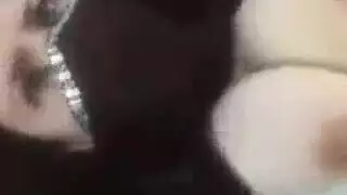 القحبه المنقبه تظهر صدرها