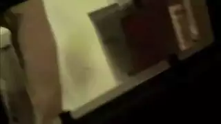 متلصص سري يشاهد فتاة مغرية تلمس فرجها في الجوار