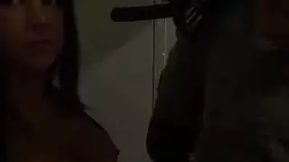 مص صديق إباحي: لاعب يتلقى جنس فموي أثناء اللعب
