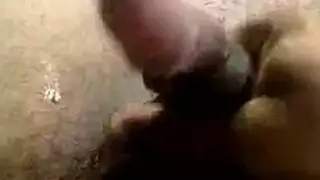 فتاة شقراء نحيلة تأخذ قضيباً كبيراً