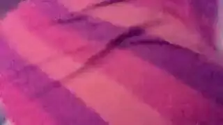 ملكة العلكة الفاجرة تأخذ قضيبًا ضخمًا في كل فتحاتها