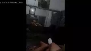 نساء ممتلئات يأخذن عدة قضبان في فيلم جنس جماعي إباحي