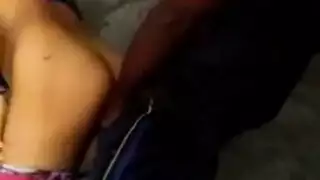فتاة سمراء تأخذ نيك شرجي عميق من زب حبيبها الكبير