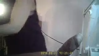 مترجم ويتكلم مع المشاهد