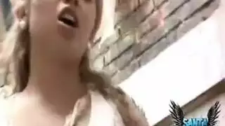 شاب شرق أوسطي ناعم يخدم مجموعة نساء طالبات