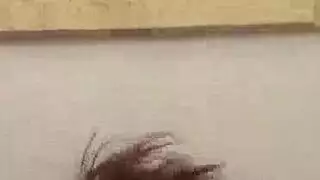 مترجمة سمراء تأخذ قضيبًا أسود كبيرًا على المكتب