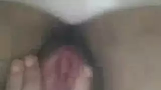 تقلع وتلعب في كسها