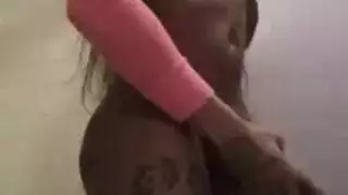 شيميل أسمر يتم تناوله بوضعية الكلب وهو يرتدي ملابس غريبة