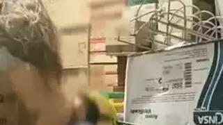 حركة ممر خفية: عامل المتجر يضاجع زبونة مثيرة في المخزن