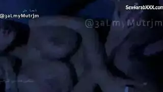 زوجة الأب المثيرة تحصل على مفاجأة وهي تغفو