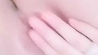 فتاة مثارة تدلك بظرها وتتلقى قضيباً صلباً لتحقيق نشوات متعددة