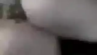 عاهرة متزوجة تنزل وتتسخ مع الجار الشاب