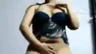 راقصة فاضحة تكشف كسها الحليق في عرض إباحي