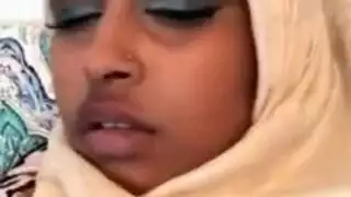 سمراء تدلك بظرها حتى تصرخ من المتعة