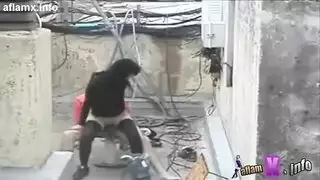 بعد مص ساخن، مصري يمارس الجنس مع جارته تحت السماء