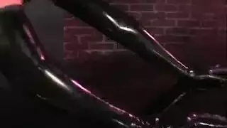 شقراء ترتدي الزي الرسمي تمص وتُمارس الجنس مثل نجمات الأفلام الإباحية
