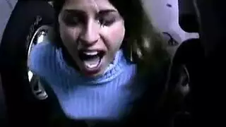 لبنانية ناضجة تقدم مصاً رطباً في السيارة لشاب وسيم