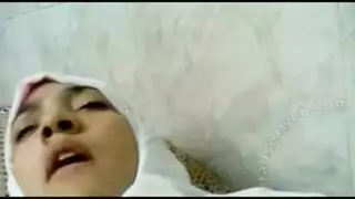 إباحية مصرية قاسية: عاهرة محجبة تُنكح بوضعية كلابية