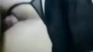 فتاة مصرية مذهلة ترقص، وتهز ثدييها الضخمين، قبل ممارسة جنس جماعي قاسي