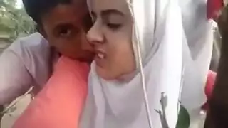 مشهد إباحي: شاب مغربي يلتشف شفاه فتاته في السرير