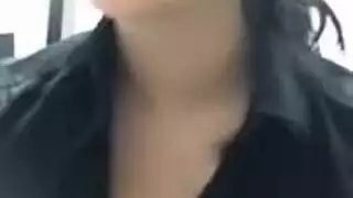 فتاة سمراء تعرض ثدييها الكبيرين على الكاميرا