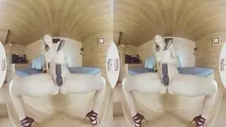 قضيب بلاستيكي أسود كبير يخترق عاهرة شقراء