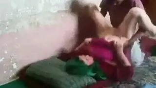 محجبة بيضاء كريمية تتعرض للضرب القوي في وضعية الكلب