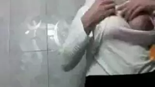 فتاة محجبة تستمني في الحمام ومشاهد إباحية تعمل