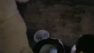 مراهق ينيك بنت صغيرة وصديقه يصور