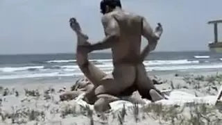 جنس علني قوي على الشاطئ امرأة ناضجة تأخذ عدة أفراد