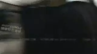 وسيطة الأسهم أنجيلا تأخذ قضيبًا ضخمًا في حلقها
