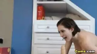 جسم أسود كبير يضرب فتحة ضيقة في فيلم إباحي خارجي صريح