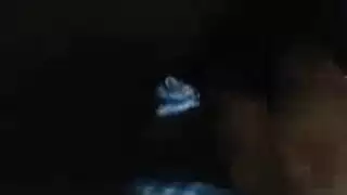 أصابع تغوص عميقاً في شقوق غارقة
