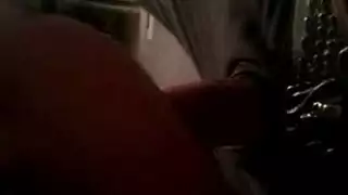 امرأة ناضجة تأخذ سائل شاب في فمها
