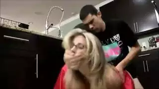 سباك يتحرش فيها داخل المطبخ