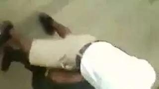 مراهقة أنيقة تمارس الجنس على نعش مقبرة في فيلم صريح