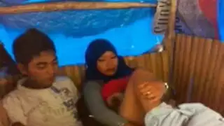 اغرته وهو يصورها