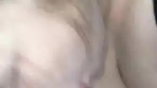 الفتاة الشقراء سييرا تئن بصوت عالٍ أثناء تلقي السائل المنوي على وجهها