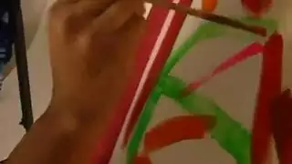 عاهرة ترتدي جوارب مثيرة وبيكني تخدم قضيب رجلها المتصلب